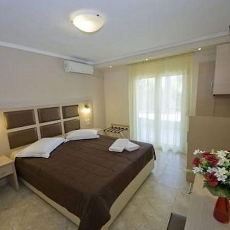 Gaia Studios & Apartments เนอาปลายา ภายนอก รูปภาพ